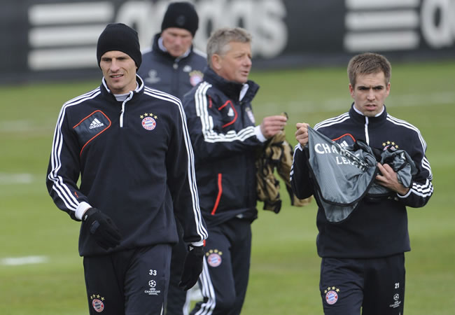 Los jugadores del Bayern Múnich, Mario Gomez (izda) y Philipp Lahm, durante el entrenamiento del equipo en Múnich. Foto: EFE
