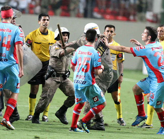 Los jugadores de Arsenal de Sarandí se enfrentan con la policía. Foto: EFE