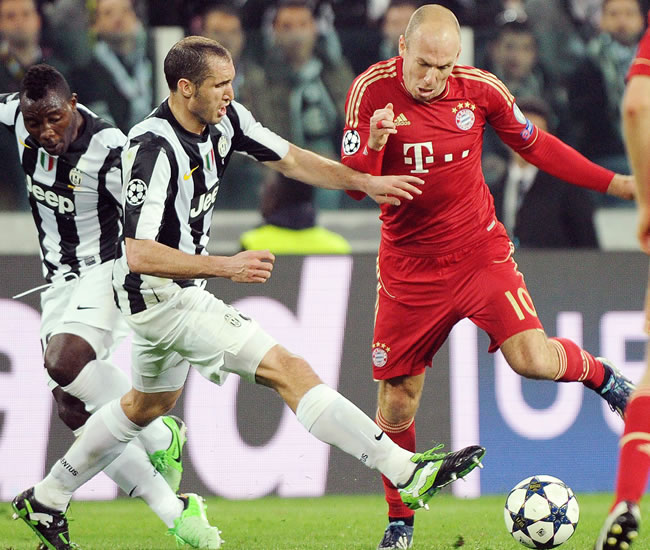 El jugador de la Juventus Giorgio Chiellini (i) ante Arjen Robben (d) del Bayern Munich. Foto: EFE