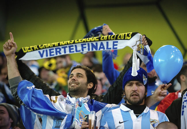 Seguidores del Málaga animana su equipo durante el partido de vuelta de los cuartos de final de la Liga de Campeones. Foto: EFE