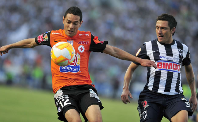 El jugador de Pachuca Óscar Rojas (i) es marcado por Neri Cardozo (d), de Monterrey. Foto: EFE