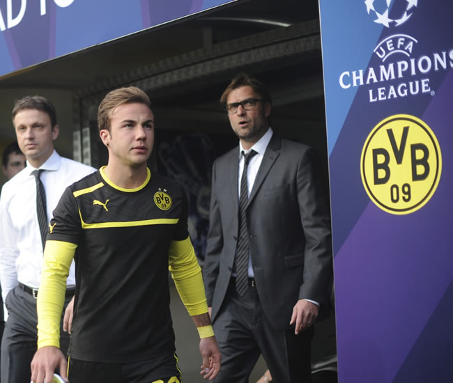 El delantero del Borussia Dortmund, Mario Götze (c) y su entrenador Jürgen Klopp. Foto: EFE