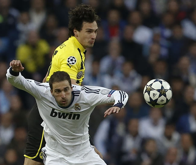 El defensa del Borussia Dortmund, Mats Hummels (atrás) disputa el balón con el delantero argentino del Real Madrid Gonzalo Higuaín. Foto: EFE