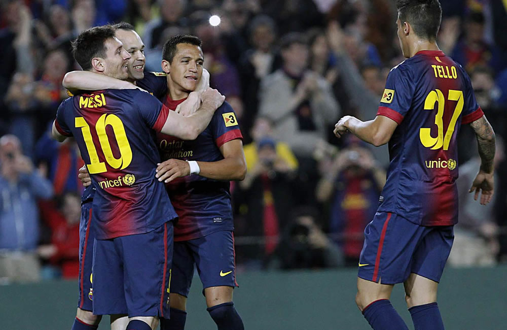 Los jugadores del FC Barcelona felicitan al argentino Leo Messi (i) tras marcar el cuarto gol ante el Real Betis. Foto: EFE