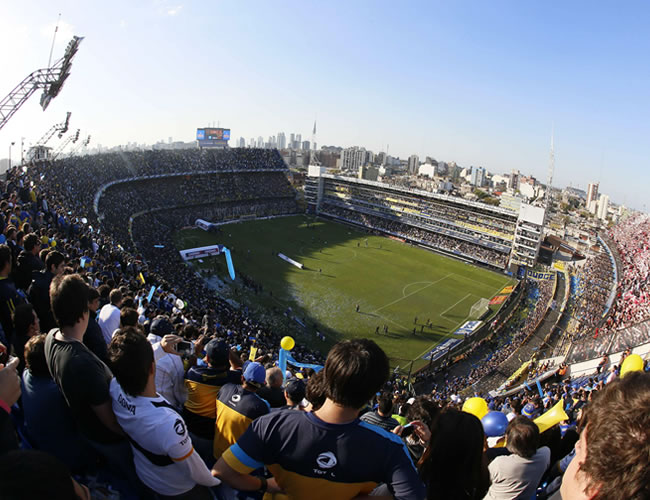 Público asiste al juego entre Boca Juniors y River Plate. Foto: EFE