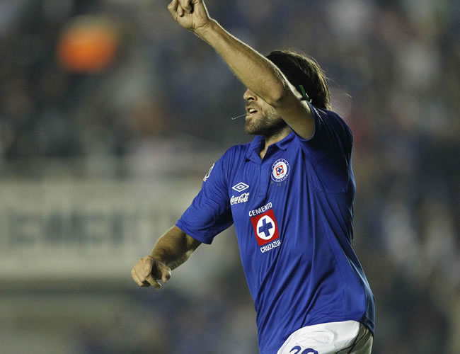 El jugador Mariano Pavone de Cruz Azul (d) celebra una anotación ante Morelia. Foto: EFE