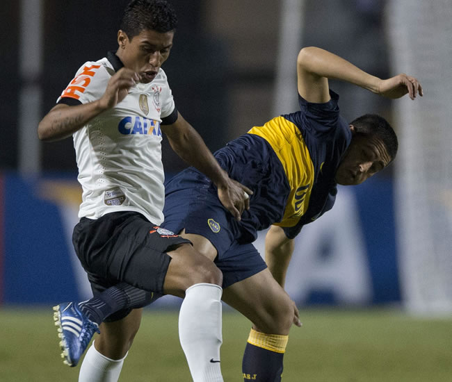 El jugador de Corinthians Paulinho (i) disputa el balón con Juan Riquelme (i) de Boca. Foto: EFE