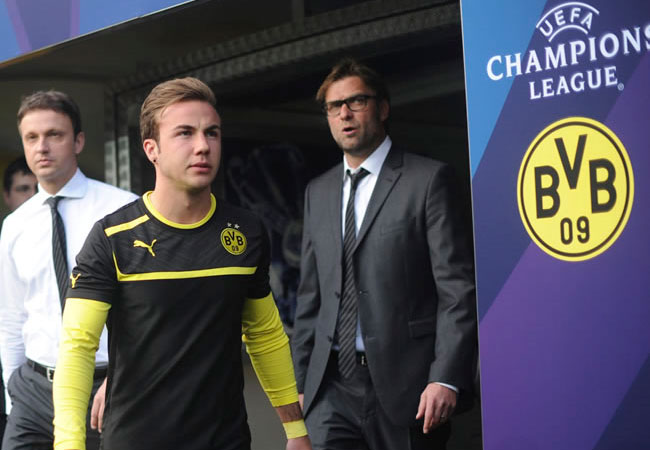 El jugador del Borussia Dortmund, Mario Götze junto al entrenador de su equipo, Jürgen Klopp. Foto: EFE