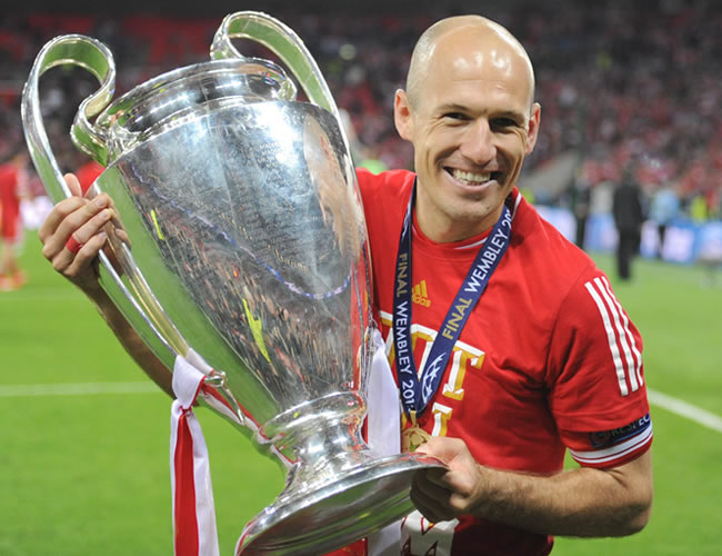 El holandés Arjen Robben celebra el con el trofeo de la Liga de Campeones. Foto: EFE