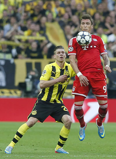 Lukasz Piszczek (i) contra Mario Mandzukic (d) del Bayern Munich. Foto: EFE