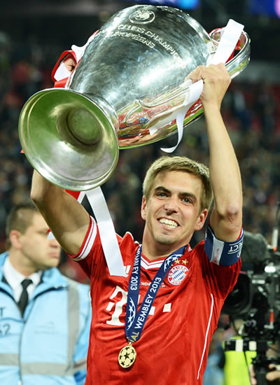 El capitán del Bayern Múnich, Phillip Lahm, celebra con el trofeo. Foto: EFE