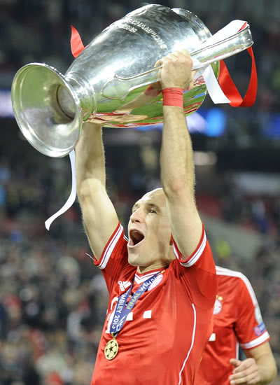 El holandés Arjen Robben celebra el con el trofeo de la Liga de Campeones. Foto: EFE