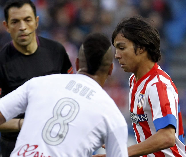 El delantero del Atlético de Madrid, Oliver Torres (d) pelea un balón con el delantero del Mallorca Emilio Nsue. Foto: EFE