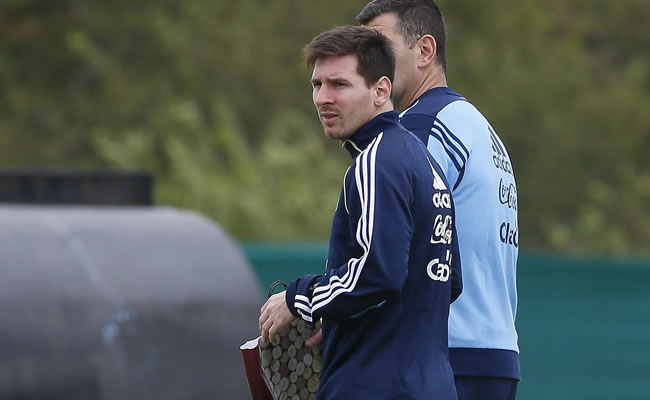 Messi llega a Argentina y descansará hasta el lunes en Rosario. Foto: EFE