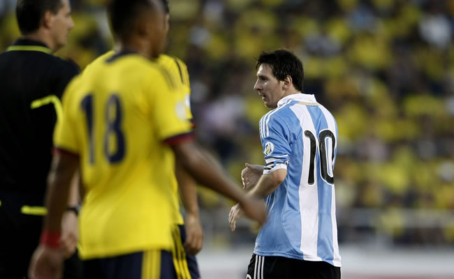 Leo Messi ante Colombia en Barranquilla. Foto: EFE