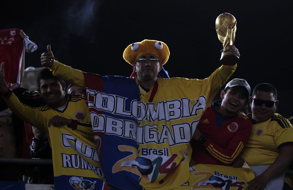 Hinchas de la seleccióon Colombia aguardan el comienzo del partido ante Colombia. Foto: EFE
