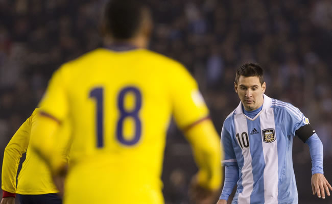 Lionel Messi (d) de Argentina ante Camilo Zúñiga (i) de Colombia durante el partido por las eliminatorias al mundial Brasil 2014. Foto: EFE