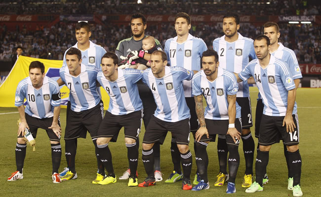 Argentina, con Messi en condiciones de jugar, viajó a Ecuador. Foto: EFE