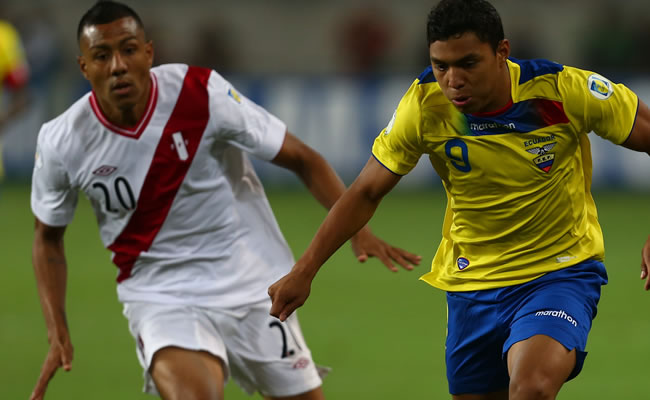 El jugador Luis Ramírez (i) de Perú disputa un balón con Jefferson Montero de Ecuador. Foto: EFE