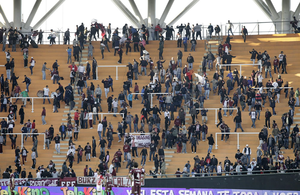 Foto cedida por el Diario HOY de incidentes en las gradas del estadio Ciudad de la Plata. Foto: EFE