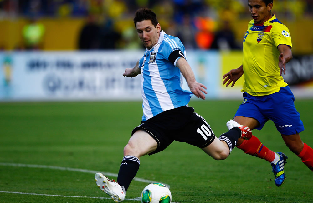 El jugador de Ecuador Fernado Saritama (d) disputa un balón con Lionel Messi (i) de Argentina. Foto: EFE