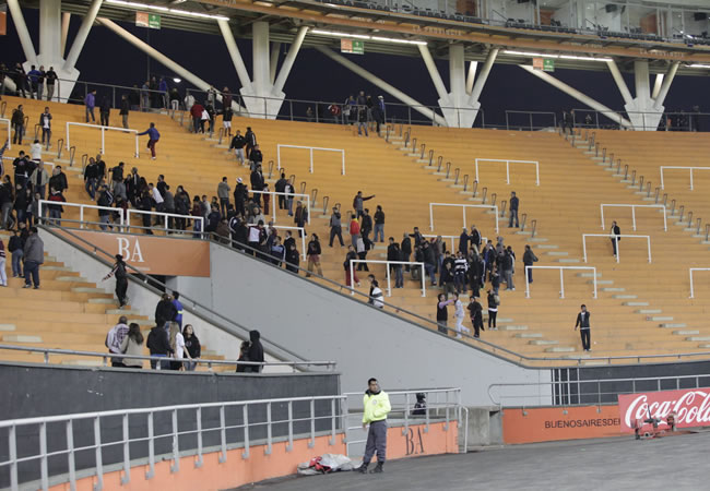 Foto cedida por el Diario HOY de incidentes en las gradas del estadio Ciudad de la Plata. Foto: EFE