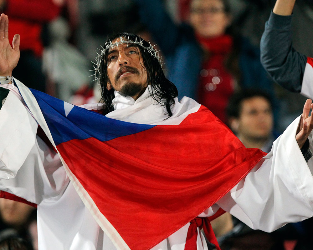 Un aficionado chileno vestido de Cristo, alienta a su selección en el partido disputado en Santiago. Foto: EFE