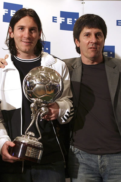 Foto de archivo del 22/02/08 del delantero argentino del F.C Barcelona, Lionel Messi (c) junto a su padre, Jorge Horacio Messi. Foto: EFE