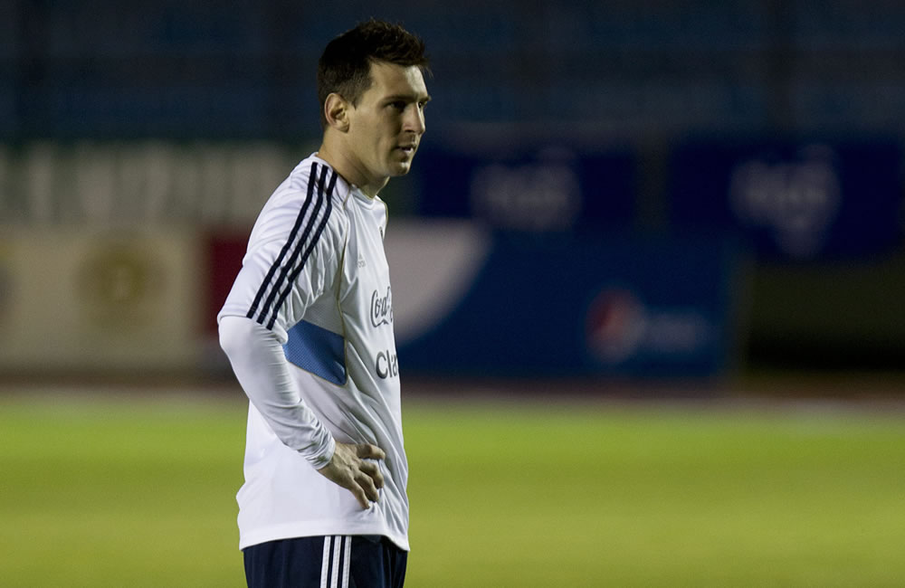 El jugador de la selección argentina de fútbol Lionel Messi (d) participa, en un entrenamiento en el estadio Mateo Flores en Ciudad de Guatemala. Foto: EFE