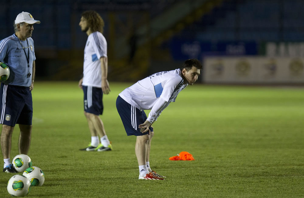 El jugador de la selección argentina de fútbol Lionel Messi (d) participa, en un entrenamiento en el estadio Mateo Flores en Ciudad de Guatemala. Foto: EFE