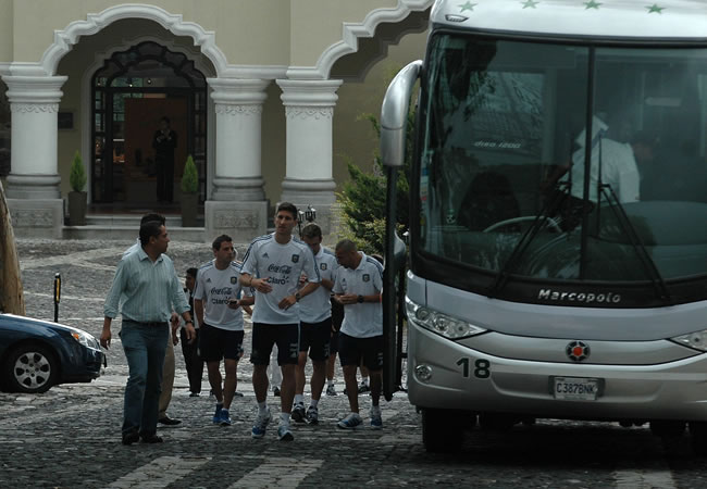 Varios jugadores de la selección argentina de fútbol salen del hotel hacia un centro comercial, en Ciudad de Guatemala. Foto: EFE
