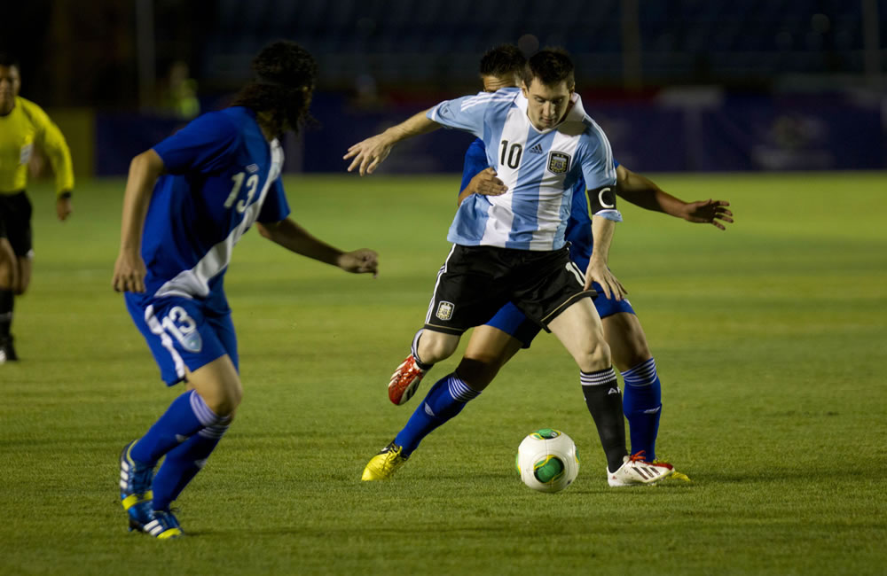 El futbolista Lionel Messi (d) de la selección Argentina disputa el balón con un jugador de Guatemala. Foto: EFE