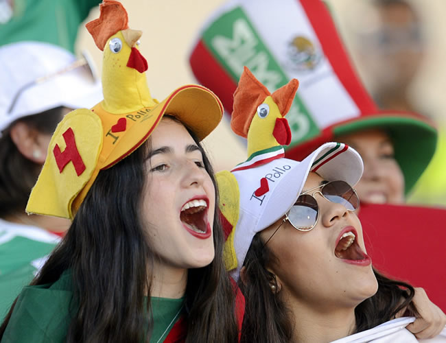 Aficionadas mexicanas animan a su selección antes del partido México-Paraguay. Foto: EFE
