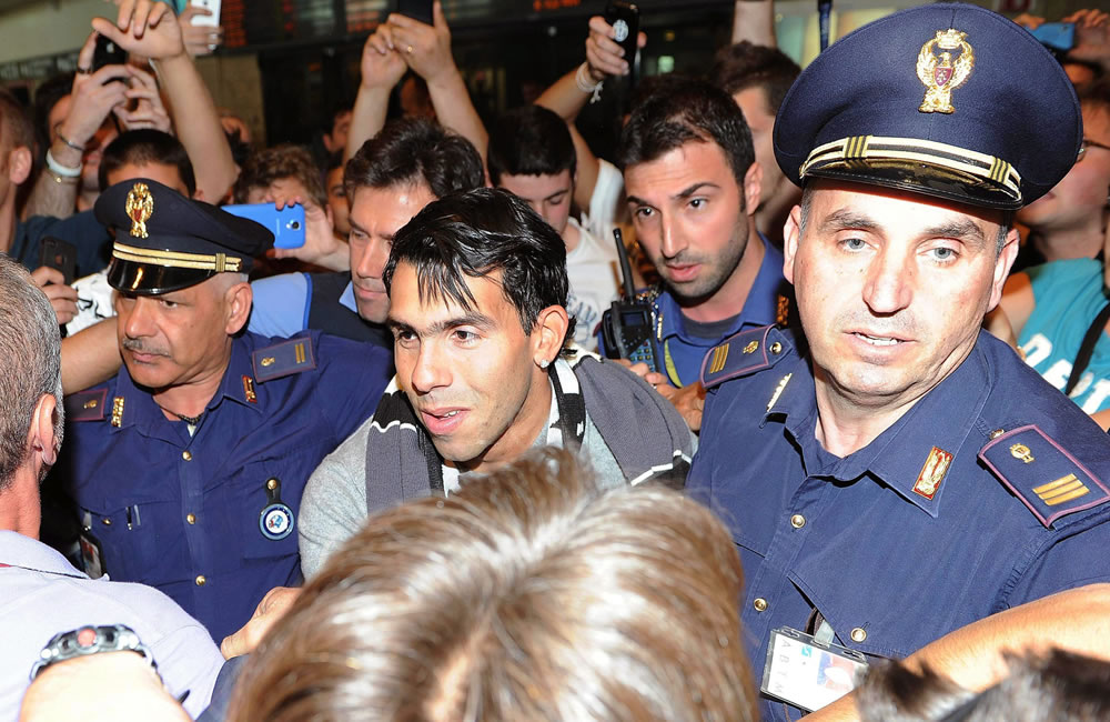 El argentino Carlos Tévez a su llegada al aeropuerto de Malpensa en Milán (Italia). Foto: EFE