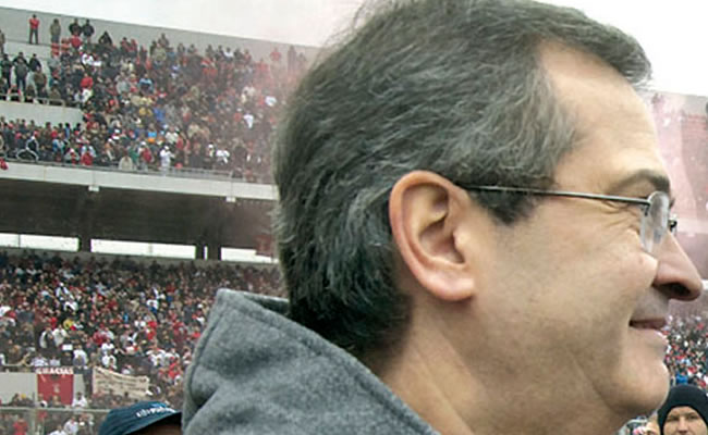 El presidente del descendido Independiente agredido por hinchas violentos. Foto: EFE