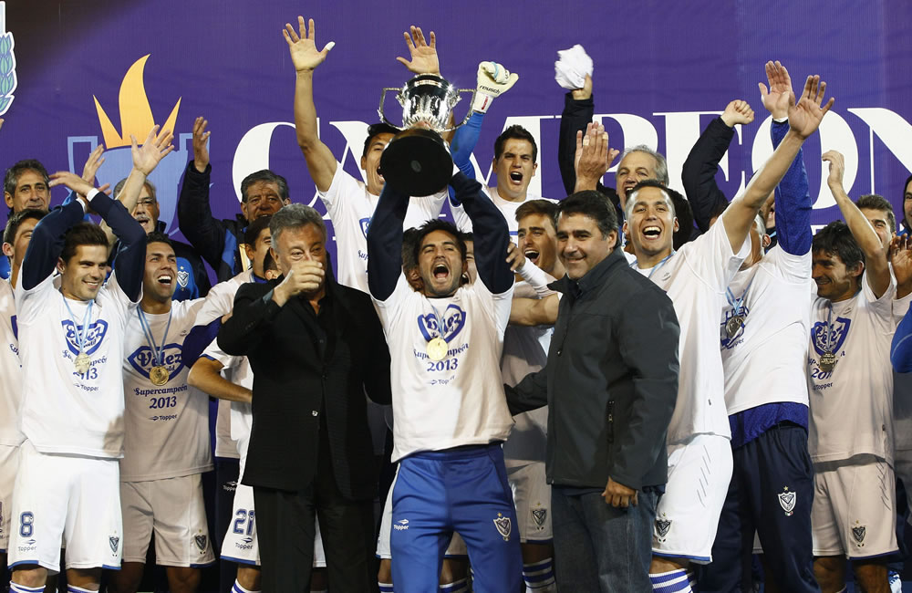 El jugador Fabián Cubero (c) de Vélez Sarsfield levanta la copa tras ganar la final final del fútbol argentino de la temporada 2012-2013 contra Newell's en Mendoza (Argentina). Foto: EFE