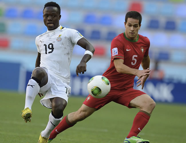 El jugador de la selección de Portugal Mica (d) pelea por el balón con Michael Anaba de Ghana. Foto: EFE
