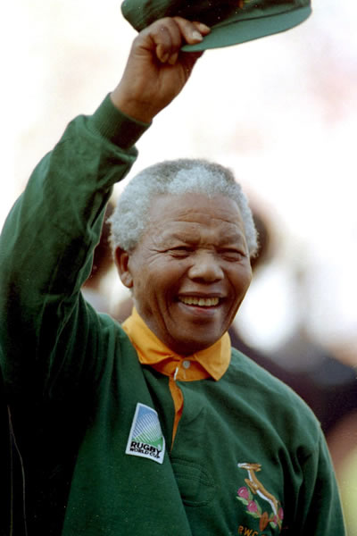 Nelson Mandela en 1995 con una camiseta del equipo de rugby Springbook. Foto: EFE
