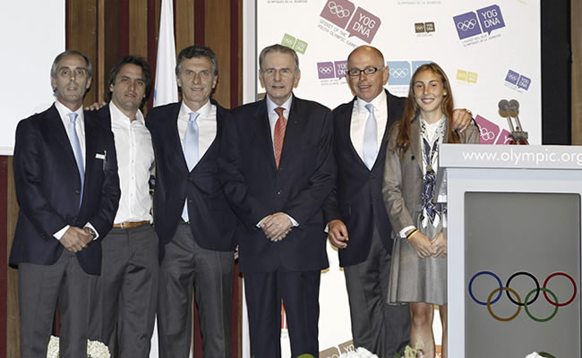 El presidente del Comité Olímpico Internacional (COI), Jacques Rogge (3d), posa junto a la delegación de Buenos Aires, encabezada por el alcalde de la ciudad, Mauricio Macri (3i). Foto: EFE