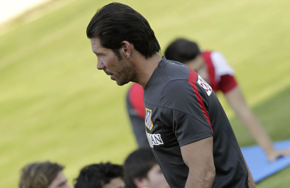 El entrenador del Atlético de Madrid, el argentino Diego Simeone, durante el entrenamiento. Foto: EFE