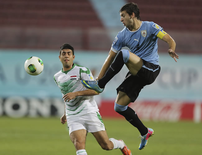 El jugador uruguayo Gaston Silva (d) pelea por el balón con el iraquí Saif Salman. Foto: EFE
