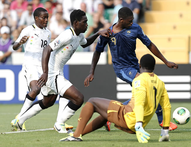 El francés Yaya Sanogo (dcha detrás) pelea por el control del balón con el ghanés Baba Mensah (2i), y el portero Eric Antwi. Foto: EFE