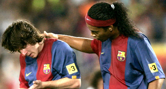 Leo Messi junto con Ronaldinho en el Barcelona. Foto: EFE