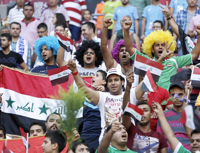 Aficionados de Irak apoyan a su selección en el partido por el tercer lugar. Foto: EFE