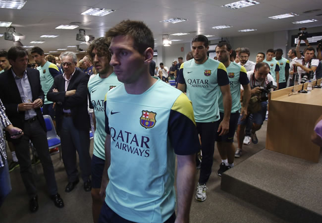El argentino Leo Messi, junto a sus compañeros del FC Barcelona. Foto: EFE