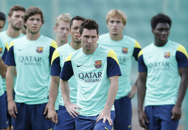 El jugador del FC Barcelona Leo Messi (C) controla el balón junto a sus compañeros de equipo. Foto: EFE
