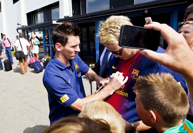 El delantero argentino del FC Barcelona, Lionel Messi (i), firma autógrafos. Foto: EFE