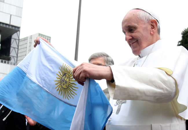 El papa Francisco recibe una bandera de Argentina, tras una celebración en la iglesia de la Candelaria en Río de Janeiro. Foto: EFE