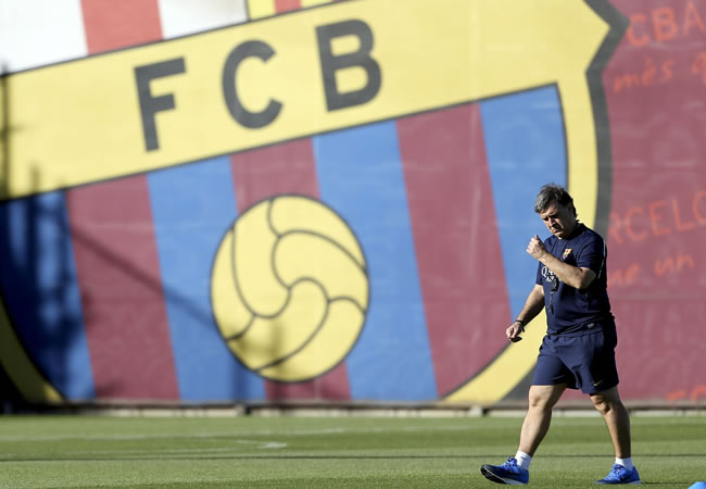 El DT del FC Barcelona, el argentino Gerardo "Tata" Martino, durante el entrenamiento. Foto: EFE