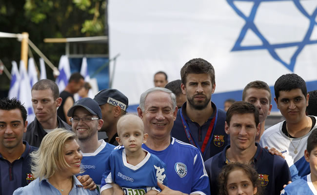 Messi, Xavi, Iniesta y Piqué visitaron a niños enfermos de cáncer en Israel. Foto: EFE